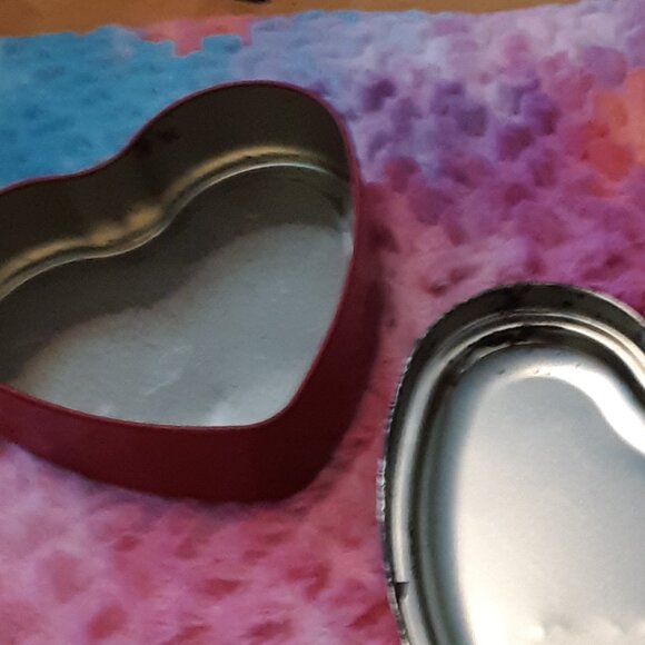 2001 Hershey's Kisses Heart Shape Cannister Tin 4" Preowned Valentines Day - Picture 10 of 15